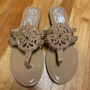 Flat sandals
